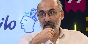 (ویدئو) هادی حجازی‌فر: «مجبور شدم در برجک سربازی درس بخوانم و رتبه 22 کنکور شوم!» / عاشق خونسردی باباش شدم...😂