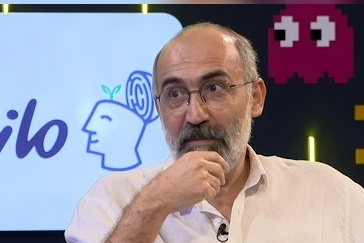 (ویدئو) هادی حجازی‌فر: «مجبور شدم در برجک سربازی درس بخوانم و رتبه 22 کنکور شوم!» / عاشق خونسردی باباش شدم...😂
