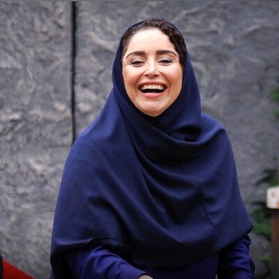 (سکانس برتر) مخالفت "ژاله صامتی" با گوش کردن پادکست تاریخی در محیط کافه / ژاله صامتی: خب برو غروب گوش بده، سگ که نمیخوره اونو!