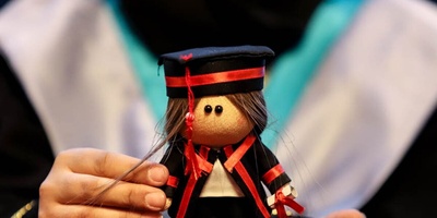 (عکس) لباس فارغ‌التحصیلی الهام‌گرفته از نمادهای باستانی ایرا/؛ وقتی هوش مصنوعی تاریخ را زنده می‌کند😍