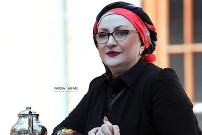 وقتی سلیقه شخصی حرف اول را می‌زند؛ جزئیاتی از خانه مریم امیرجلالی: از مبلمان عنابی رنگ و آینه کنسول مد روز تا دیوارکوبهای مینیمال+ویدیو و عکس