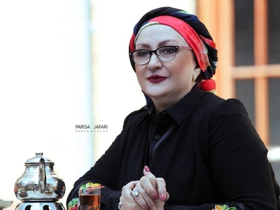 وقتی سلیقه شخصی حرف اول را می‌زند؛ جزئیاتی از خانه مریم امیرجلالی: از مبلمان عنابی رنگ و آینه کنسول مد روز تا دیوارکوبهای مینیمال+ویدیو و عکس