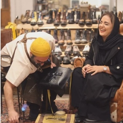 نرگس محمدی حتی کفش خریدنش هم با غش و خنده‌ست؛ حضور همسر علی اوجی در کفش فروشی شوهرخواهرش و تبلیغ زیرپوستی مغازه‌اش!+ویدیو