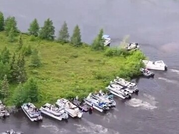 ویدیویی وایرال شده از بکسل کردن جزیرۀ متحرکِ چیپیوا در آمریکا توسط قایق‌های موتوری/ به حق چیزای ندیده و نشنیده!