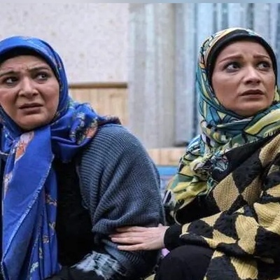 (ویدئو) سکانس فوق خنده‌دار از «پایتخت»؛ فهمیه در تلاش برای باز کردن طلسم‌های تقلب سارا و نیکا توسط اسرافیل/ 4 کلمه نوشته همش هو، هما، هم😁