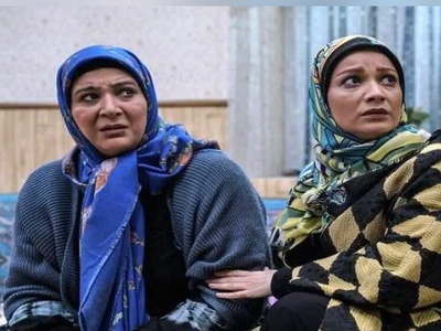 (ویدئو) سکانس فوق خنده‌دار از «پایتخت»؛ فهمیه در تلاش برای باز کردن طلسم‌های تقلب سارا و نیکا توسط اسرافیل/ 4 کلمه نوشته همش هو، هما، هم😁