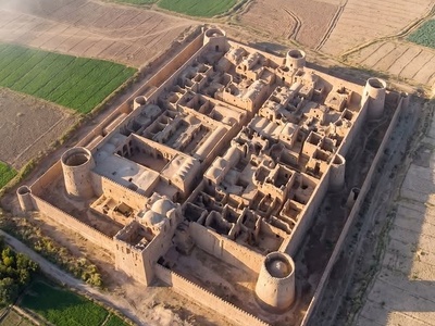 سفر شگفت‌انگیز به قلعه مهرپادین؛ یکی از باشکوه‌ترین قلعه‌های خشتی ایران