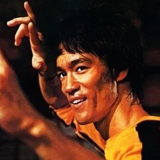 (ویدئو) لحظه فارغ‌التحصیلی بروس‌لی! طنز دانشجویی خنده‌دار 😅🔥