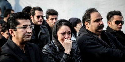 به بهانه یازدهمین سالگرد فوت مرتضی پاشایی نگاهی به حضور بی‌سابقه هنرمندان و بازیگران در مراسم وداع با مرتضی پاشایی؛ امیر قلعه‌نویی، شیلا خداداد، محمدرضا گلزار، فرزاد حسنی و... +ویدیو