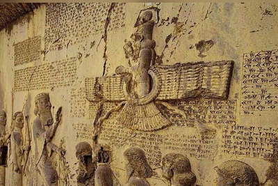 (ویدئو) کتیبه بیستون؛ سنگ‌نوشته‌ای که هنری راولینسون برای خواندنش جانش را به خطر انداخت