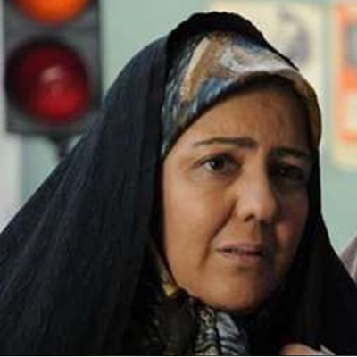 نگاهی به میز عزای شیک و بدون تجملات زویا امامی، همسر هنرمند کاظم هژیر آزاد/ دیزاین زیبا با گَل، شمع، خرما و حلوا