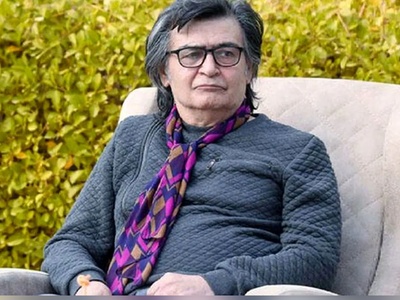 وقتی رضا رویگری با طنزترین حالت ممکن سکته مغزی خودش رو توضیح داد؛ رفتم دستشویی و دیدم سَرَم گیج میره بعدش سرم محکم خورد به توالت و...+ویدیو