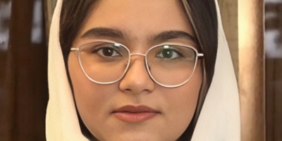 (عکس) بار علمی این عکسو تریلی نمیکشه! / آترینا فرحمند، رتبه 1 کنکور تجربی امسال در کنار دوستان نخبه و جدیدش؛ متوجه نکته‌ی عکس شدین؟!😅