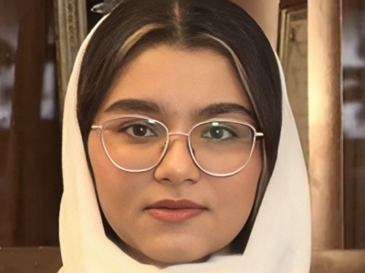 (عکس) بار علمی این عکسو تریلی نمیکشه! / آترینا فرحمند، رتبه 1 کنکور تجربی امسال در کنار دوستان نخبه و جدیدش؛ متوجه نکته‌ی عکس شدین؟!😅