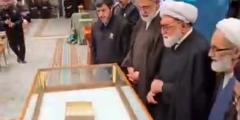 مراسم رونمایی از دستخط رهبر شهید انقلاب بر نسخه خطی نفیس قرآن مجید که به آستان قدس رضوی اهدا کردند+فیلم