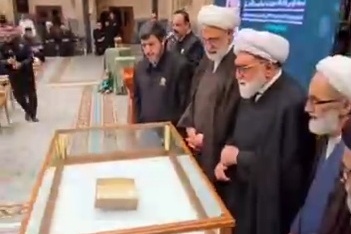 مراسم رونمایی از دستخط رهبر شهید انقلاب بر نسخه خطی نفیس قرآن مجید که به آستان قدس رضوی اهدا کردند+فیلم