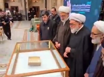 مراسم رونمایی از دستخط رهبر شهید انقلاب بر نسخه خطی نفیس قرآن مجید که به آستان قدس رضوی اهدا کردند+فیلم