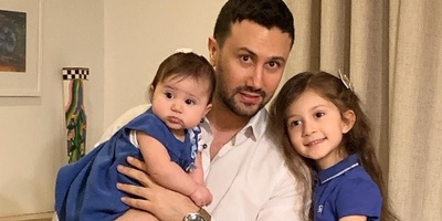 عکس | کتابخوانی سپیده بزمیپور همسر شاهرخ استخری به زبان هلندی برای پناه و نبات از کتاب خوک کوچولو