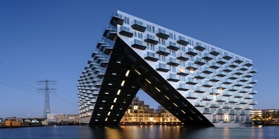 (ویدیو) شاهکار بینظیر در قلب آمستردام با طراحی بسیار خلاقانه و باورنکردنی/  وقتی معماری قانون جاذبه رو به چالش میکشه👌