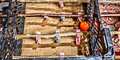 خلاقیت خنده دار جوان ایرانی برای ساخت فوتبال دستی با جعبه سیب و گیره رخت چرک کاری کرد کارستون!😂+فیلم