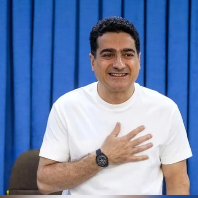 ببینید| همایون شجریان؛ استاد آواز یا شوماخر خیابان‌ها؟ رانندگی آقای خواننده با سرعت باورنکردنی 300 کیلومتر که رسما جان خودش رو به خطر میندازه...!