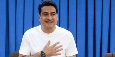 ببینید| همایون شجریان؛ استاد آواز یا شوماخر خیابان‌ها؟ رانندگی آقای خواننده با سرعت باورنکردنی 300 کیلومتر که رسما جان خودش رو به خطر میندازه...!