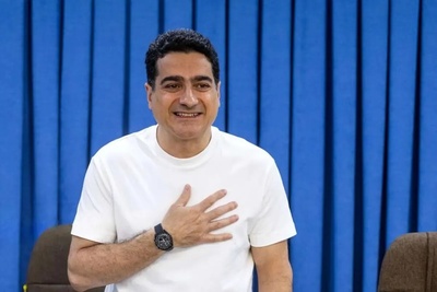 ببینید| همایون شجریان؛ استاد آواز یا شوماخر خیابان‌ها؟ رانندگی آقای خواننده با سرعت باورنکردنی 300 کیلومتر که رسما جان خودش رو به خطر میندازه...!
