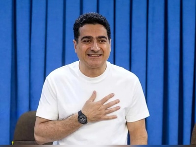 ببینید| همایون شجریان؛ استاد آواز یا شوماخر خیابان‌ها؟ رانندگی آقای خواننده با سرعت باورنکردنی 300 کیلومتر که رسما جان خودش رو به خطر میندازه...!
