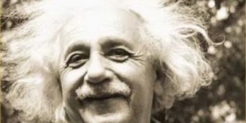 (ویدیو) نگاهی به چیدمان خانهی آلبرت انیشتین؛ از میز کار افسانهای نابغه تا اتاقی که جرقهی انقلابیترین نظریه تاریخ علم در آن روشن شد!⚡