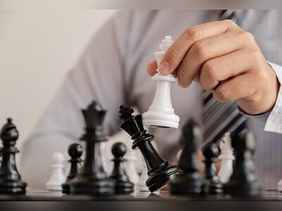 نبوغ حیرت‌انگیز کودک نابغه‌ای را ببینید که چشم بسته شطرنج بازی می‌کند+ ویدیو