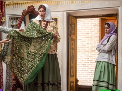 یلدای بازیگران سریال بامداد خمار در عمارت قاجاری بصیرالملک/ احترام به سنت های کهن با چیدن میز به سبک ترلان پروانه، مرجانه گلچین ، بهنوش بختیاری، ستاره اسکندری و...