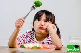 کودک در حال غذا خوردن