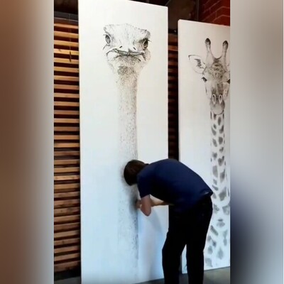 ویدیو/ هنر غیرقابل باور و بی‌نظیر منگنه‌زنی با میخ‌کوب/ به نظر شما نقاشی شترمرغ جالبه یا زرافه؟