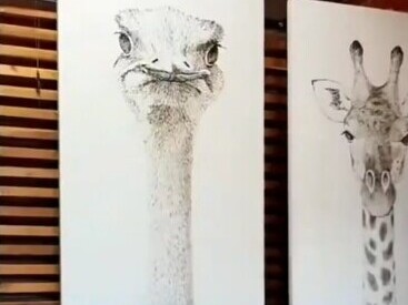 ویدیو/ هنر غیرقابل باور و بی‌نظیر منگنه‌زنی با میخ‌کوب/ به نظر شما نقاشی شترمرغ جالبه یا زرافه؟