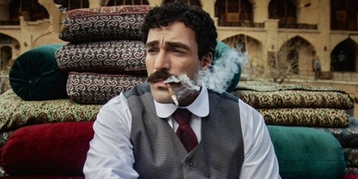 چشم تیزبین مخاطبان «بامداد خمار» یک گاف عجیب را شکار کرد؛ به لباس اصلان دقت کنید! +ویدیو