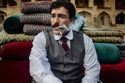 چشم تیزبین مخاطبان «بامداد خمار» یک گاف عجیب را شکار کرد؛ به لباس اصلان دقت کنید! +ویدیو