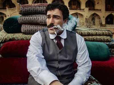 چشم تیزبین مخاطبان «بامداد خمار» یک گاف عجیب را شکار کرد؛ به لباس اصلان دقت کنید! +ویدیو