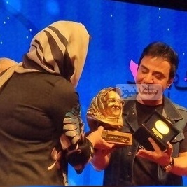 اهدای مجسمه مادر عمو‌پورنگ و بغض داریوش فرضیایی در "اختتامیه جشنواره بین المللی سلامت" توسط پیمان طالبی / ننه نقلی عزیز عشق همه‌ایی❤