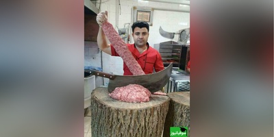 خلاقیت تحسین برانگیز کباب‌پز بنابی برای کشوندن مشتری پای سینی کباب حماسه آفرید/دکترای بازاریابی باید بیان پیشت آموزش ببینن😂