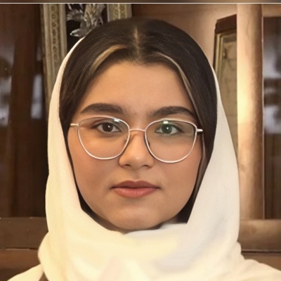 (عکس) بار علمی این عکسو تریلی نمیکشه! / آترینا فرحمند، رتبه 1 کنکور تجربی امسال در کنار دوستان نخبه و جدیدش؛ متوجه نکته‌ی عکس شدین؟!😅