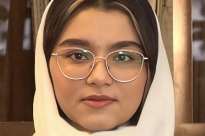 (عکس) بار علمی این عکسو تریلی نمیکشه! / آترینا فرحمند، رتبه 1 کنکور تجربی امسال در کنار دوستان نخبه و جدیدش؛ متوجه نکته‌ی عکس شدین؟!😅