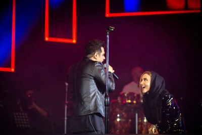 اتفاق بامزه‌ای در کنسرت حمید عسکری؛ قهر کردن یک خانم بخاطر رد درخواستش توسط آقای خواننده+ویدیو