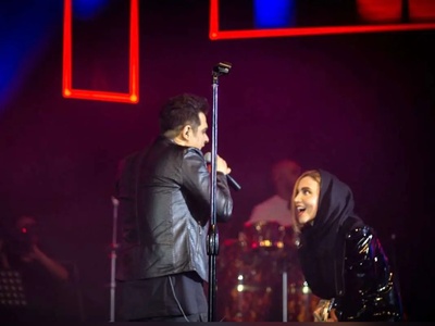 اتفاق بامزه‌ای در کنسرت حمید عسکری؛ قهر کردن یک خانم بخاطر رد درخواستش توسط آقای خواننده+ویدیو