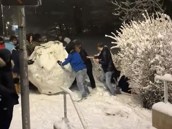 (ویدئو) ساخت توپ برفی غول‌پیکر توسط دانشجویان/ اتحاد کل دانشگاه برای ثبت این لحظۀ تماشایی