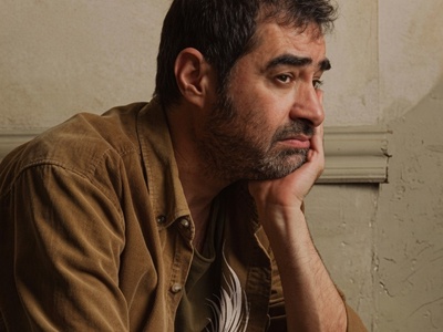شهاب حسینی همراه زن و بچه اش راهی کلانتری شد! شرمندگی رو میشه تو چشمای شهاب حسینی دید! جرمی که آبروی سوپر استار را جلوی در و همسایه برد