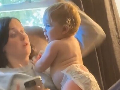 (فیلم) لحظه شگفت انگیز مامان گفتن یک کودک برای اولین بار و واکنش حیرت‌آور مادر / ثبت اتفاقی یکی از عاشقانه‌ترین عاشقانه‌های مادر و فرزندی