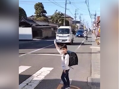 (ویدئو) تعلیم و تربیت به سبک ژاپنی/ عبور دانش‌آموزان از خیابان با مراسم ویژه