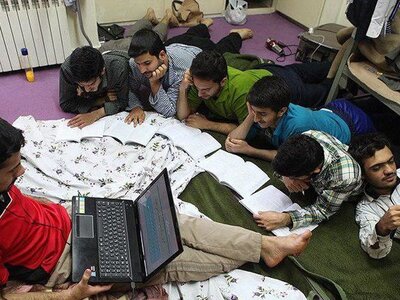 (فیلم) هم خوانی ترانه باب اسفنجی توسط آینده سازان مملکت در خوابگاه پسرانه/ شاهکاری از دانشجویان با استعداد😂