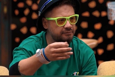 ویدئو | وقتی علی صادقی به انگلیسی می‌گوید؛ لحظه‌ای که تلویزیون ثبت کرد 😂