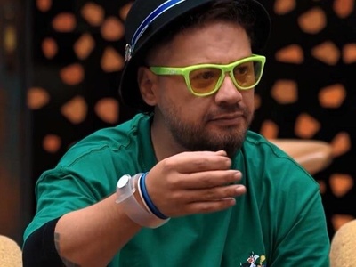 ویدئو | وقتی علی صادقی به انگلیسی می‌گوید؛ لحظه‌ای که تلویزیون ثبت کرد 😂